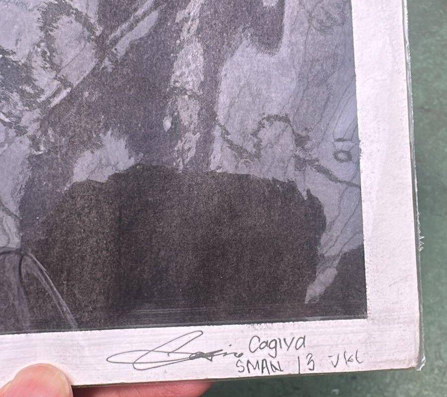 Presiden RI Prabowo Subianto mendapatkan hadiah sebuah lukisan sketsa wajah yang dibuat oleh Anastasia Cagiva Wijaya salah satu siswi kelas 12 di SMAN 13 Jakarta Utara, Selasa (18/2). (Dok. Tim Komunikasi Prabowo)