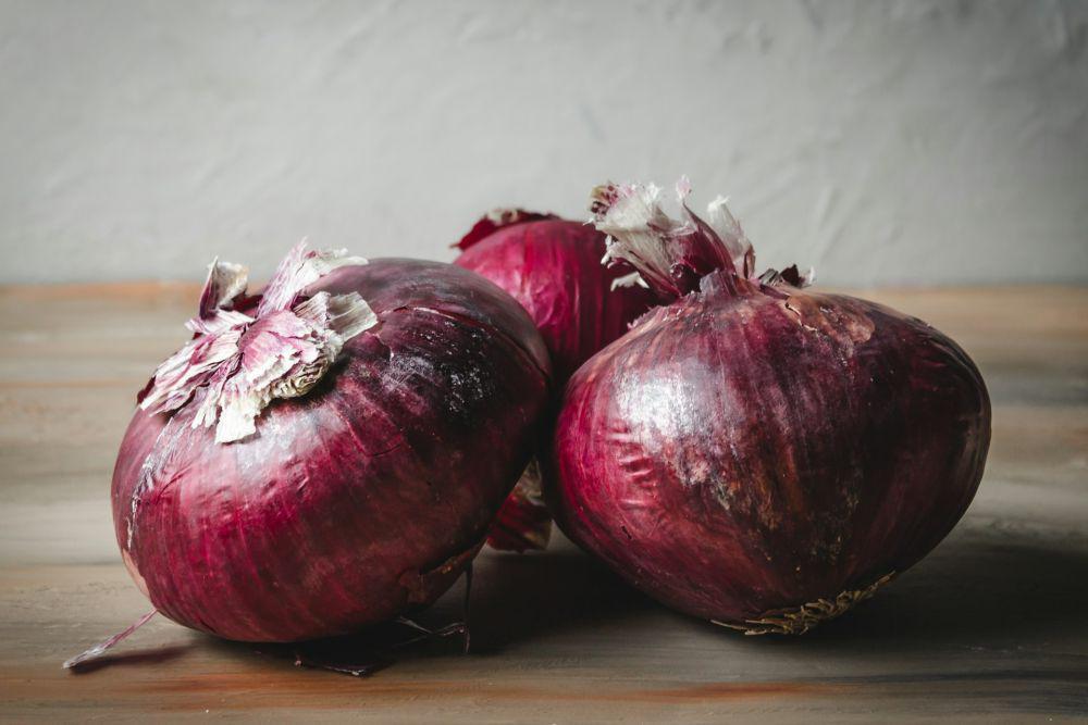 5 Manfaat Ajaib Kulit Bawang Merah untuk Kesehatan Tanamanmu