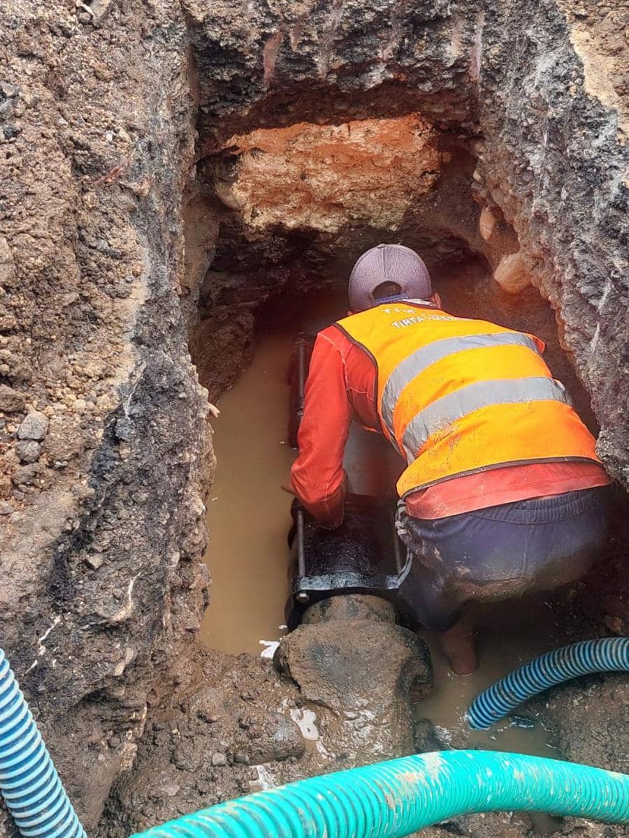 Petugas saat melakukan perbaikan pipa distribusi air bersih di Tabanan (Dok.IDNTimes/Istimewa)