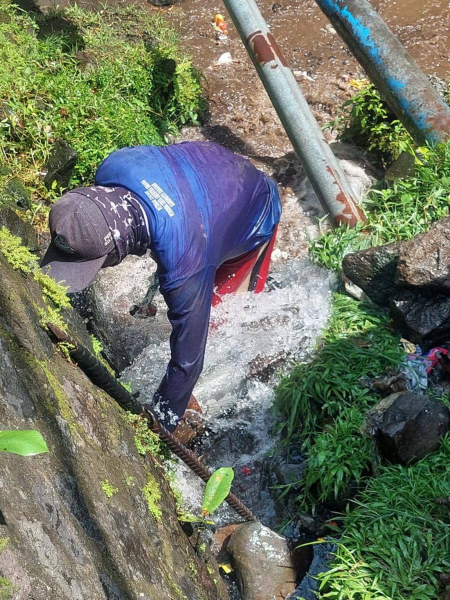 Petugas saat melakukan perbaikan pipa distribusi air bersih di Tabanan (Dok.IDNTimes/Istimewa)