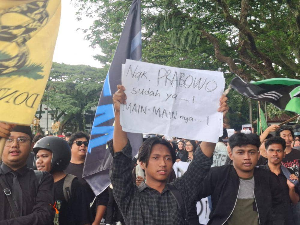 Ribuan Mahasiswa Kepung Kantor DPRD Kota Malang