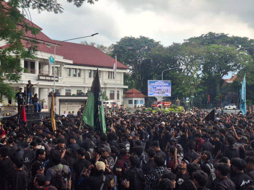 Aksi demo mahasiswa di depan Kantor DPRD Kota Malang pada Selasa (18/2/2025). (IDN Times/Rizal Adhi Pratama)