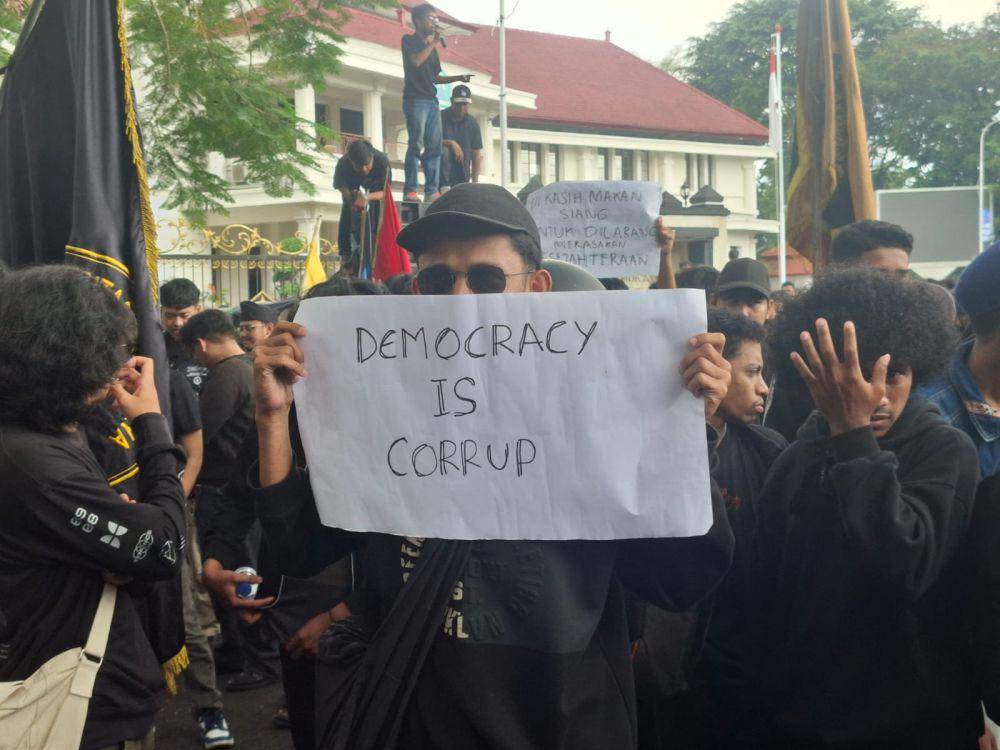 Aksi demo mahasiswa di depan Kantor DPRD Kota Malang pada Selasa (18/2/2025). (IDN Times/Rizal Adhi Pratama)