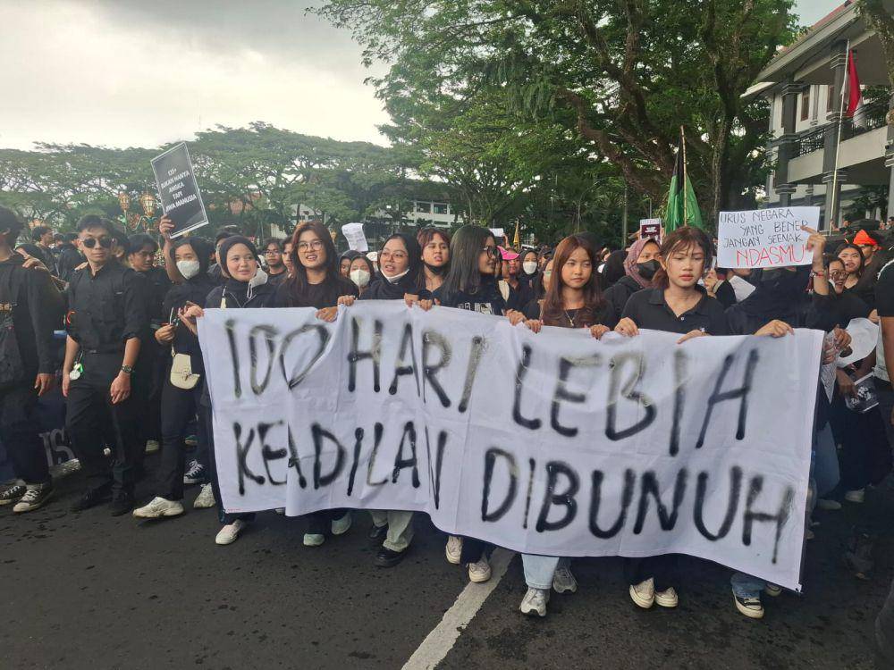 Aksi demo mahasiswa di depan Kantor DPRD Kota Malang pada Selasa (18/2/2025). (IDN Times/Rizal Adhi Pratama)