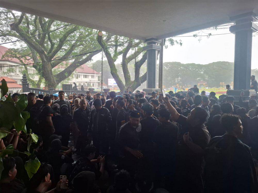 Para demonstran membubarkan diri usai ditemui Ketua DPRD Kota Malang. (IDN Times/Rizal Adhi Pratama)