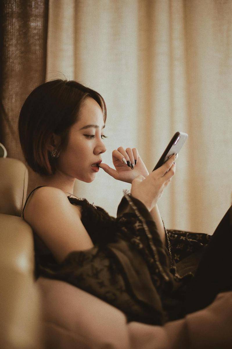 Ilustrasi seseorang cemas memandang handphone (pexels.com/Teddy Yang)