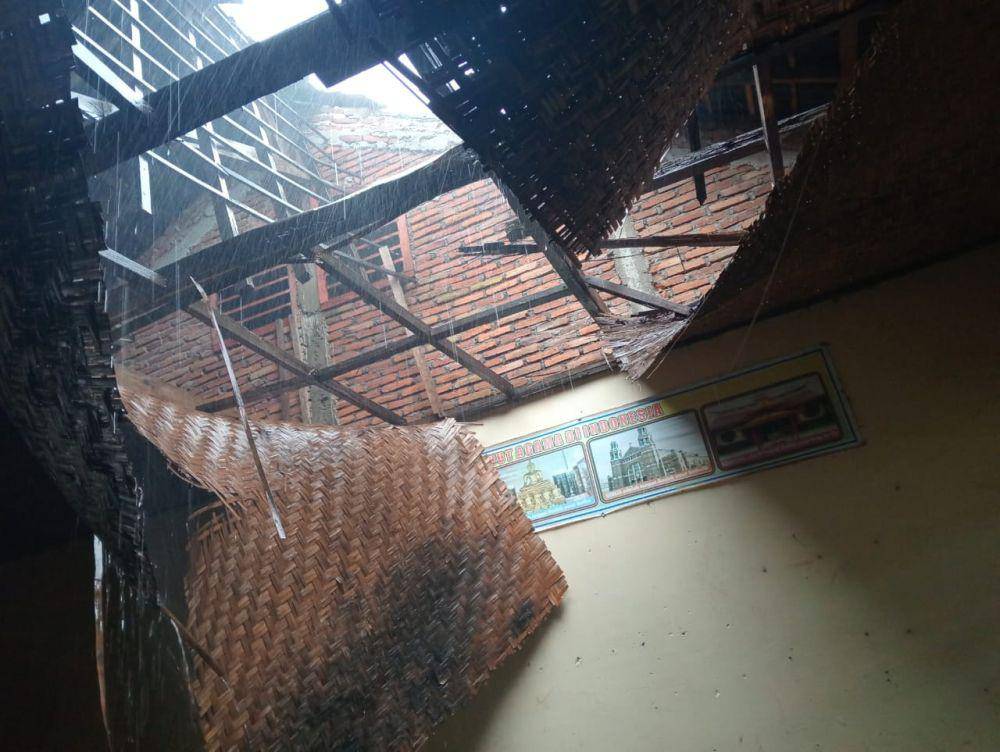 Gedung sekolah di Lotim yang rusak karena bencana (IDN Times/Ruhaili)