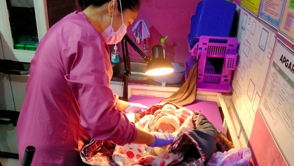 Baru Lahir, Bayi Perempuan Ditemukan Warga Bandung di Depan Ruko