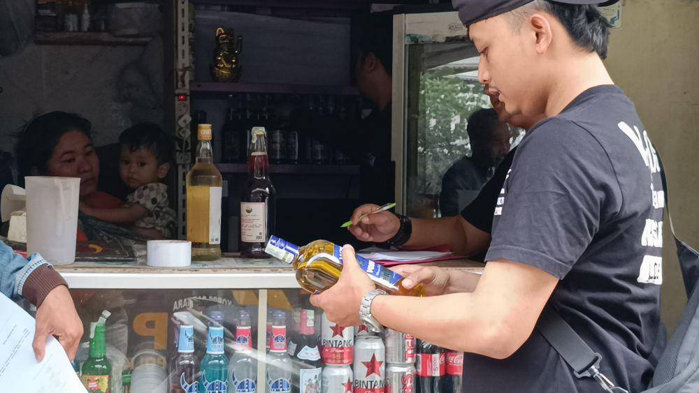 Polrestabes Bandung Sita 1.500 Botol Miras Ilegal Jelang Ramadan