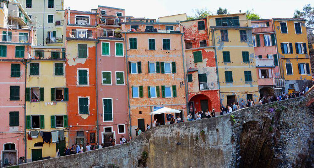 pejalan kaki di Cinque Terre (commons.wikimedia.org/wiki/marcocastagna)