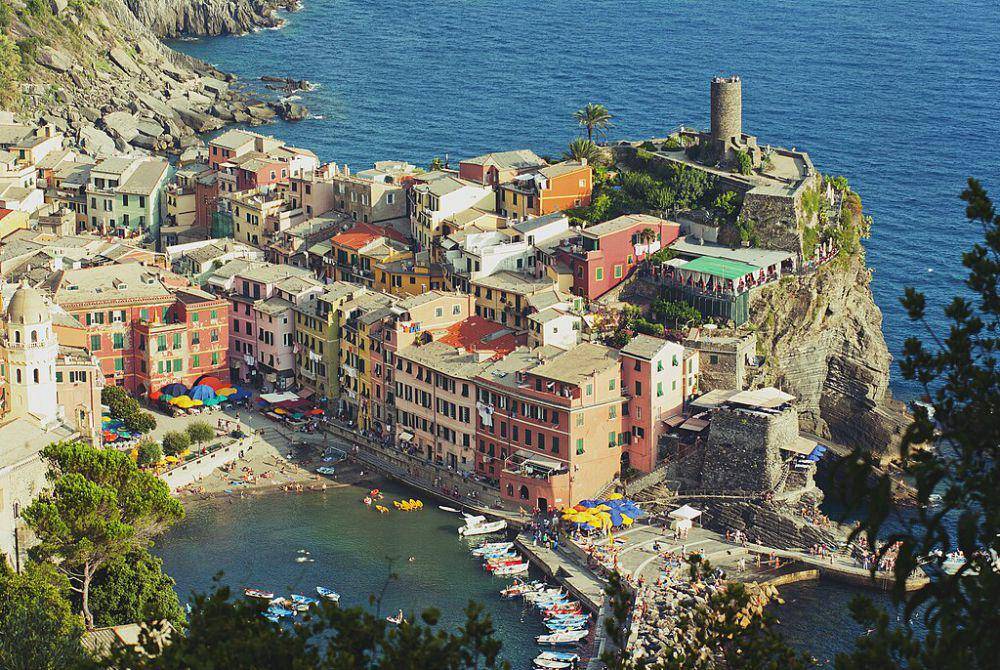 Desa Vernazza (commons.wikimedia.org/Oscar W. Rasson)