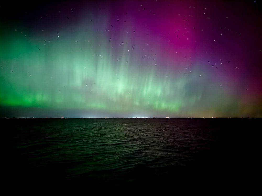 ilustrasi aurora sebelum badai geomagnetik (wikimedia.org/丨Ꮆㄖ尺)