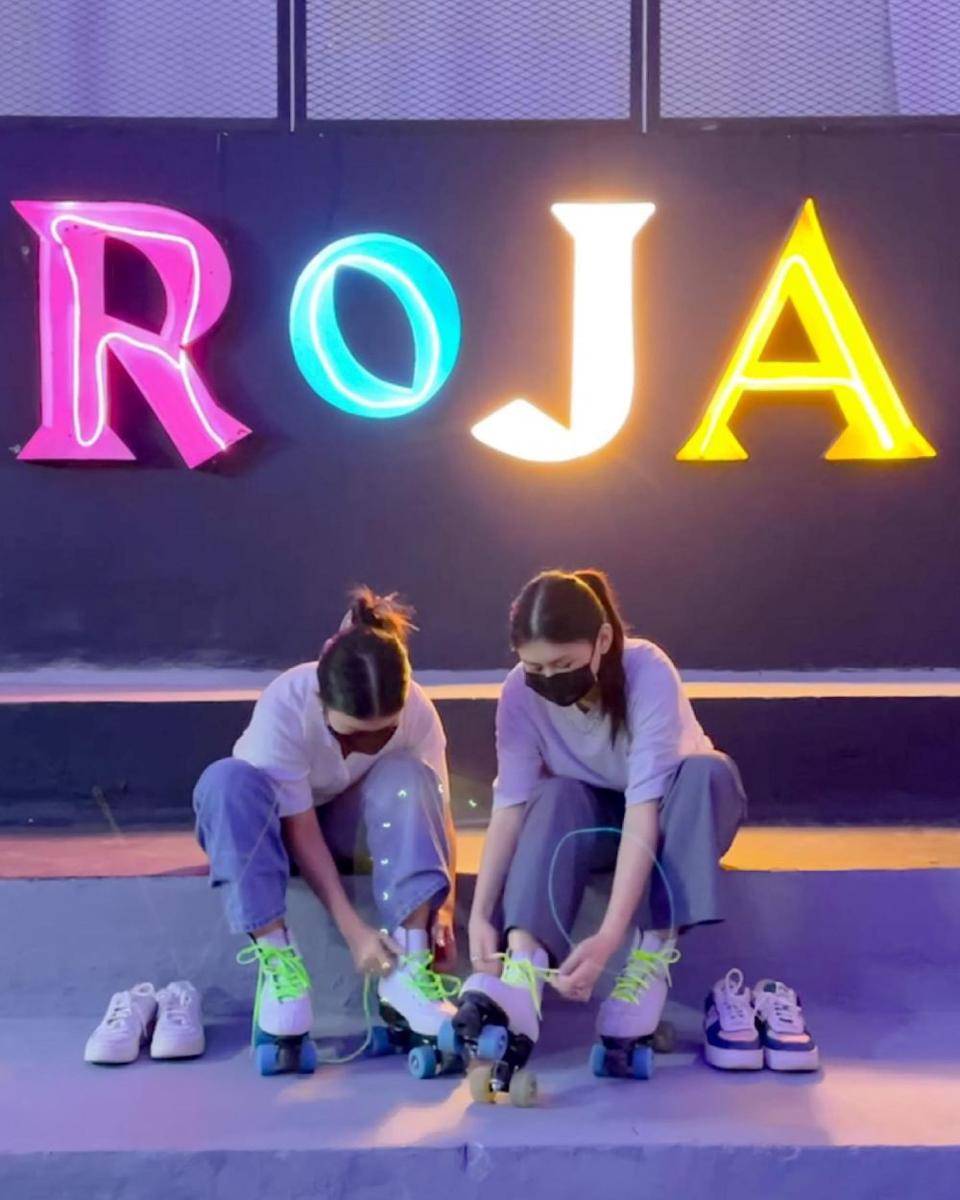 Bermain roller skate di Museum MoJa Jakarta (instagram.com/mojamuseum)