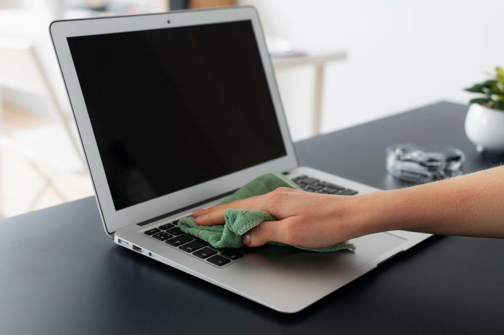 7 Cara Mengatasi Laptop yang Terkena Air, Perlu Tindakan Cepat