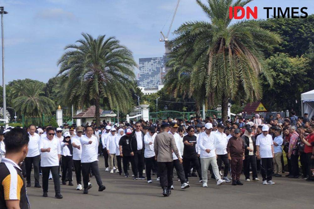 Ratusan kepala daerah terpilih hasil Pilkada 2024 mengikuti gladi kotor pelantikan di Monas pada Selasa (18/2/2025). (IDN Times/Yosafat Diva Bayu Wisesa)
