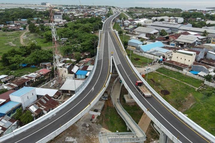 Foto udara kendaraan melintas di Jalan Tol Makassar New Port (MNP) di Makassar, Sulawesi Selatan, Selasa (2/1/2024). (ANTARA FOTO/Arnas Padda)