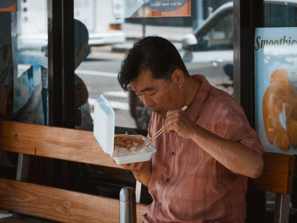 ilustrasi seorang pria sedang makan (unsplash.com/Josh Appel)