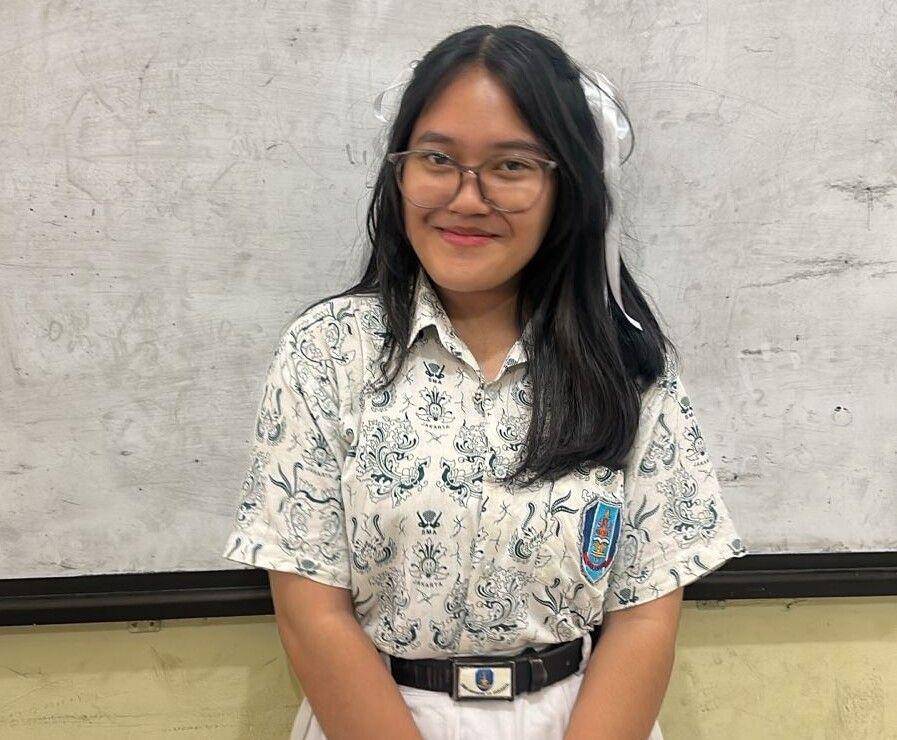 Presiden RI Prabowo Subianto mendapatkan hadiah sebuah lukisan sketsa wajah yang dibuat oleh Anastasia Cagiva Wijaya salah satu siswi kelas 12 di SMAN 13 Jakarta Utara, Selasa (18/2). (Dok. Tim Komunikasi Prabowo)