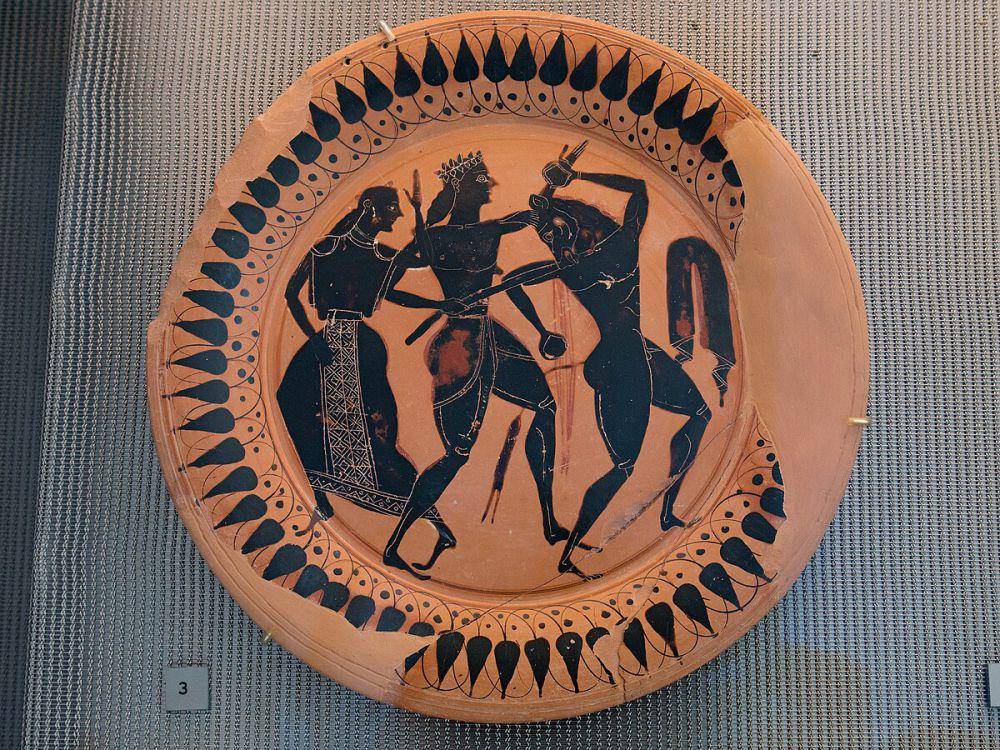 Piring yang menggambarkan pertikaian antara Theseus dan Minotaur mungkin di hadapan Ariadne di Museum Acropolis, Athena. (commons.wikimedia.org/Zde)