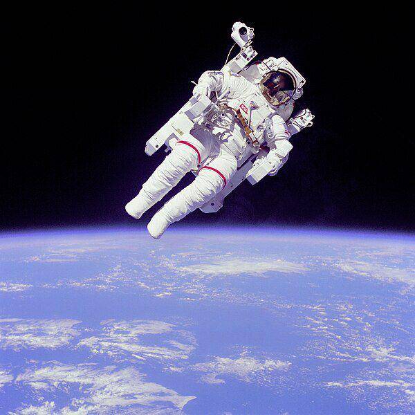 Bruce McCandless II jadi manusia pertama yang melayang dengan bebas di angkasa luar. (commons.wikimedia.org/NASA)