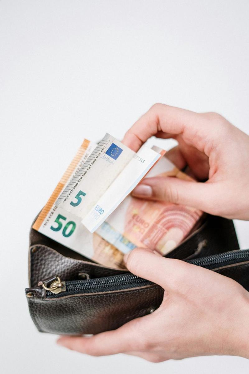 5 Tips Nabung Meski Gaji UMR, Kamu Bisa Hemat Gak?
