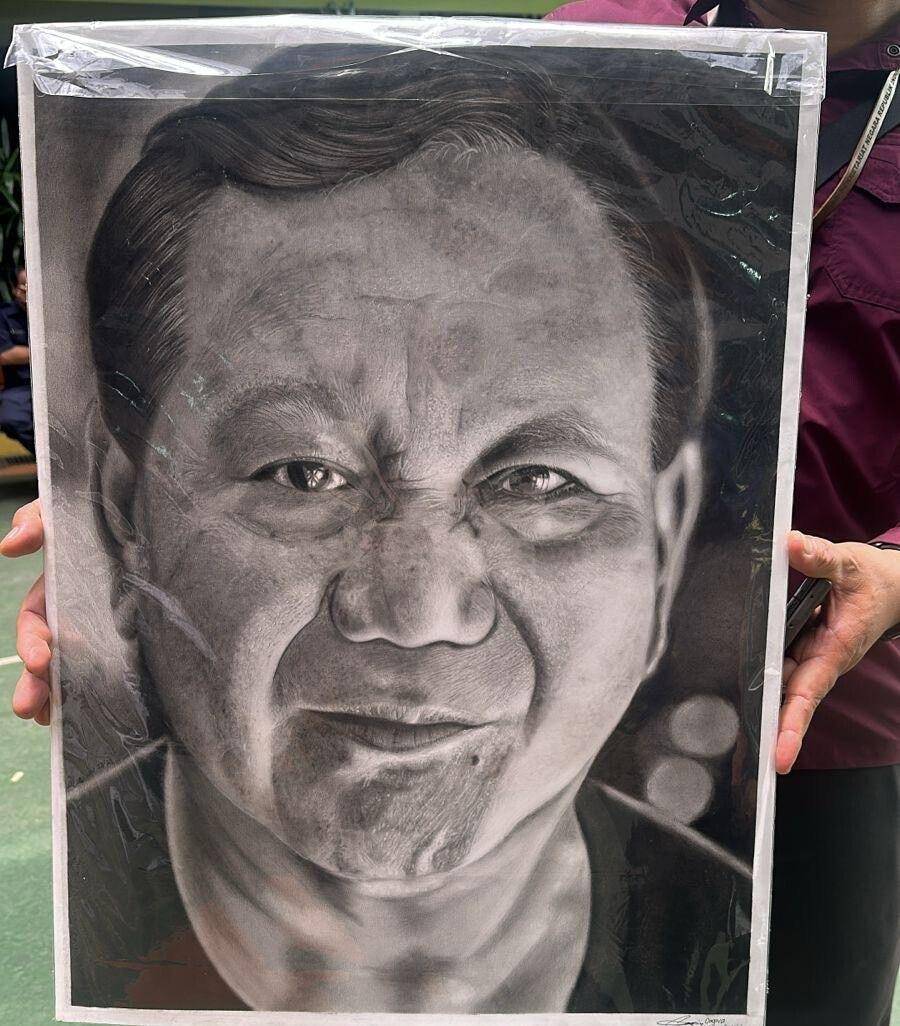 Presiden RI Prabowo Subianto mendapatkan hadiah sebuah lukisan sketsa wajah yang dibuat oleh Anastasia Cagiva Wijaya salah satu siswi kelas 12 di SMAN 13 Jakarta Utara, Selasa (18/2). (Dok. Tim Komunikasi Prabowo)
