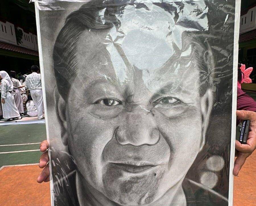 Presiden RI Prabowo Subianto mendapatkan hadiah sebuah lukisan sketsa wajah yang dibuat oleh Anastasia Cagiva Wijaya salah satu siswi kelas 12 di SMAN 13 Jakarta Utara, Selasa (18/2/2025). (Dok. Tim Komunikasi Prabowo)