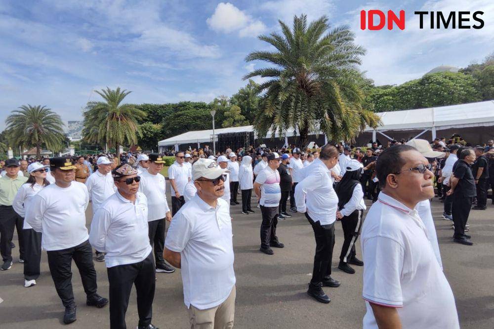 Ratusan kepala daerah terpilih hasil Pilkada 2024 mengikuti gladi kotor pelantikan di Monas pada Selasa (18/2/2025). (IDN Times/Yosafat Diva Bayu Wisesa)