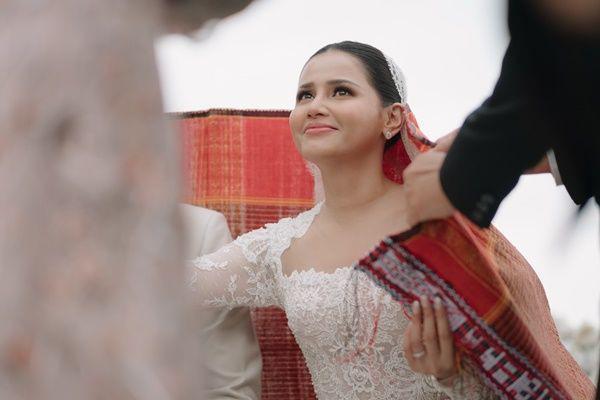Potret Acara Mangulosi Pernikahan Yunita Siregar dan Wicky Olindo