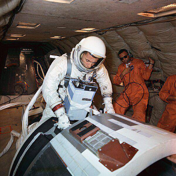 kru GT-XI Space Flight sedang bersiap untuk melakukan spacewalk (commons.wikimedia.org/Glenn Research Center)