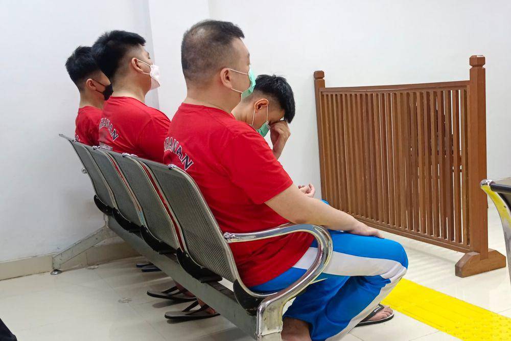 Terdakwa Fandias Tan dan rekannya, Juni Hendrianto saat berada di PN Batam (IDN Times/Putra Gema Pamungkas)