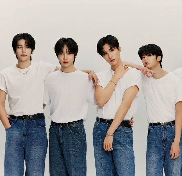 member UNNAME (instagram.com/unname__official)