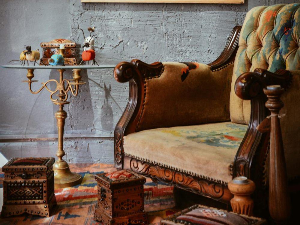 9 Ide Furnitur dari Tren Kayu Gelap 2025, Gaya Vintage-Modern!