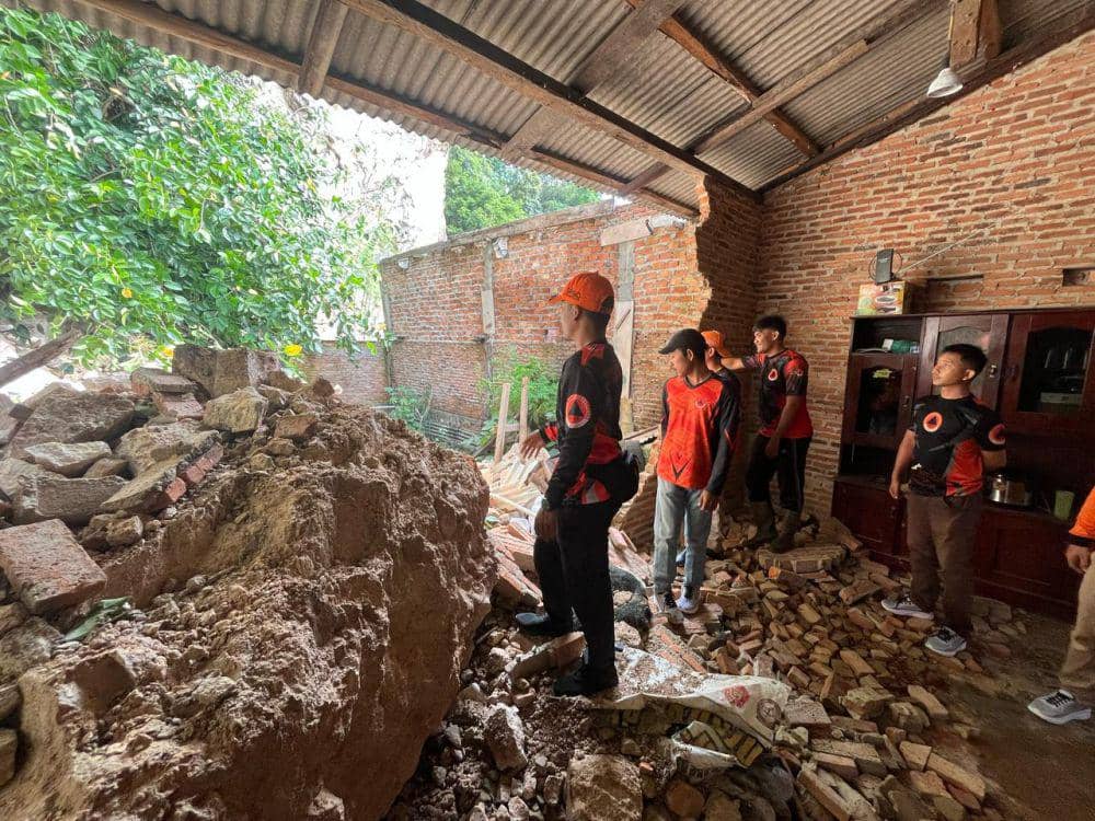 Satu Rumah Warga di Bandar Lampung Hancur Kejatuhan Batu