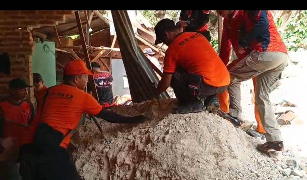 Rumah di Bandar Lampung yang tertumpah batu. (IDN Times/istimewa)
