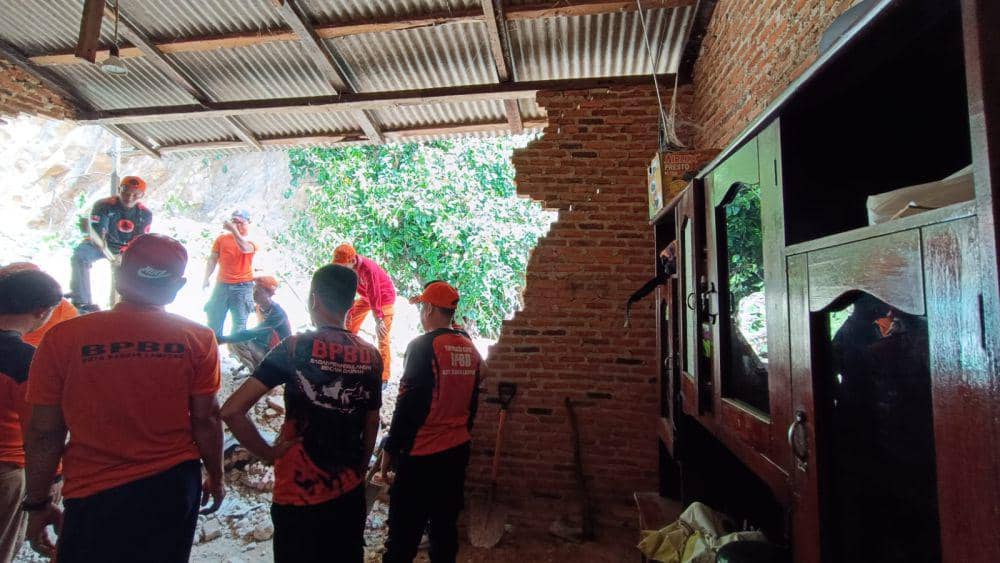 Pemilik rumah di Bandar Lampung yang tertimpah batu. (IDN Times/istimewa)