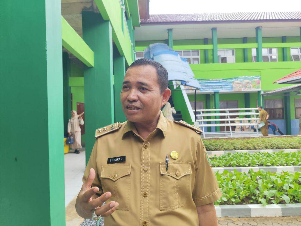 Kepala Sekolah SMA 10 Bandar Lampung, Suharto  (IDN Times/Muhaimin)
