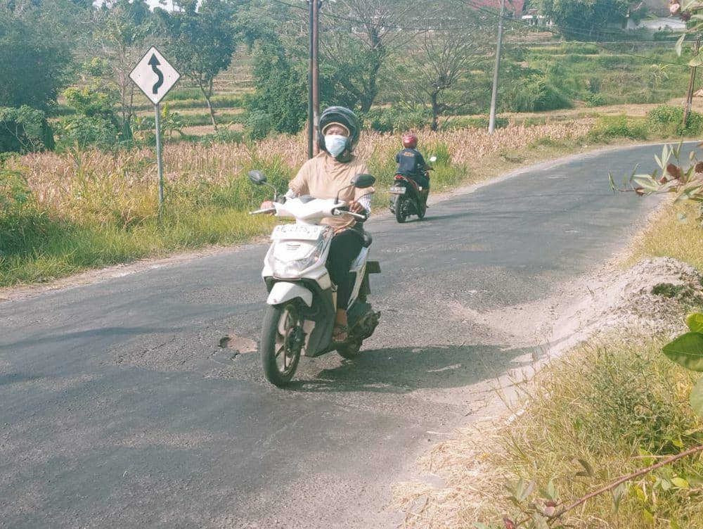 Jalan-jalan di Kabupaten Magetan mulai rusak dan rusak. IDN Times/ Riyanto.