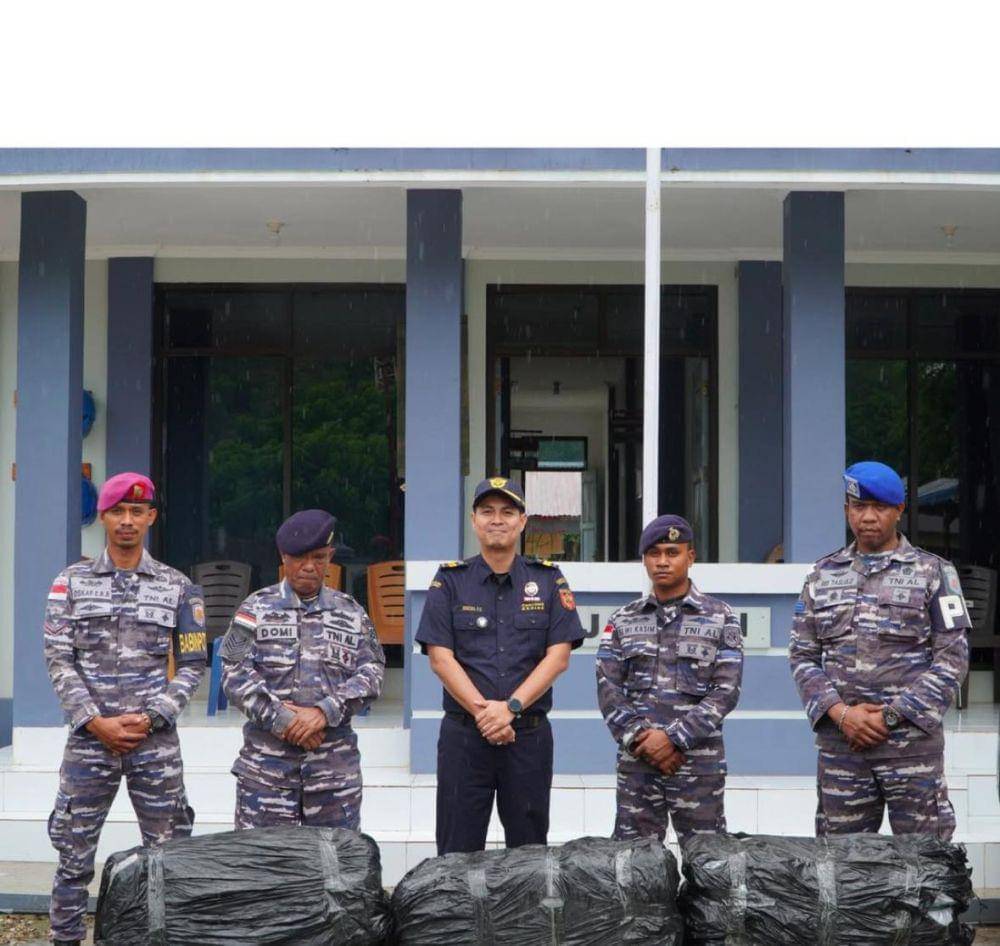 TNI Pos Angkatan Laut Atapupu dan Bea Cukai berhasil menggagalkan penyelundupan 19 kilogram (kg) ballpressed pakaian bekas (dok. Istimewa)