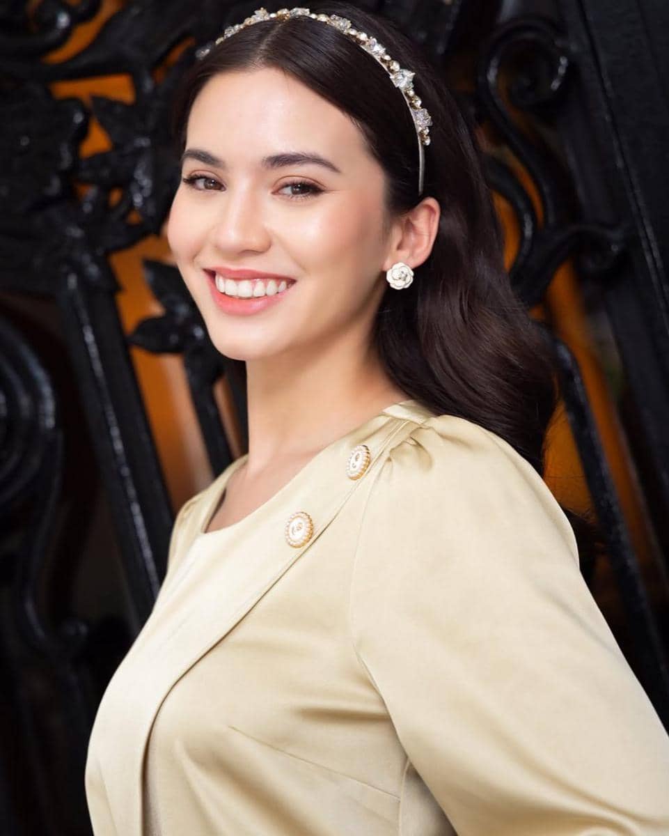 potret ide gaya rambut yang elegan ala Karen Nijsen