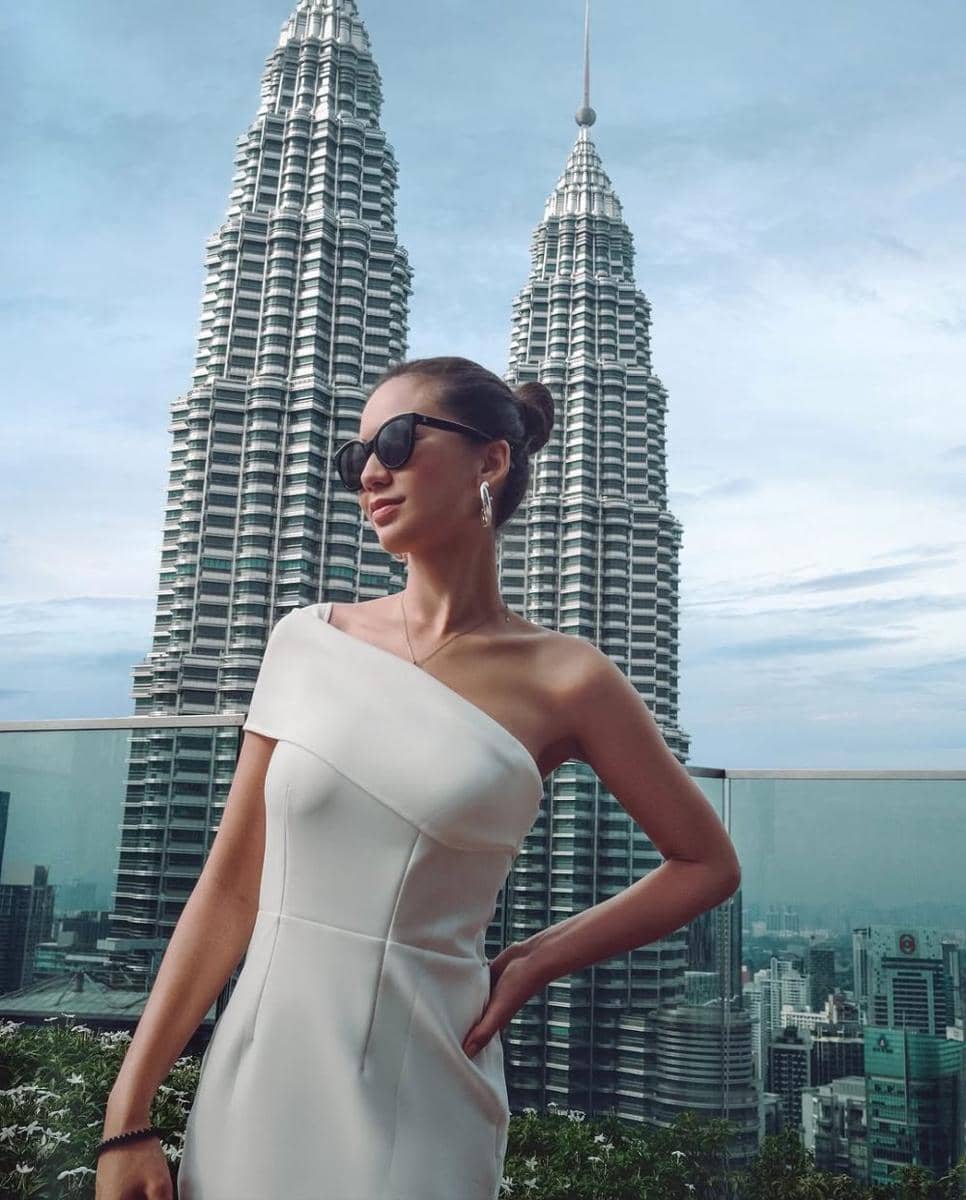 potret ide gaya rambut yang elegan ala Karen Nijsen