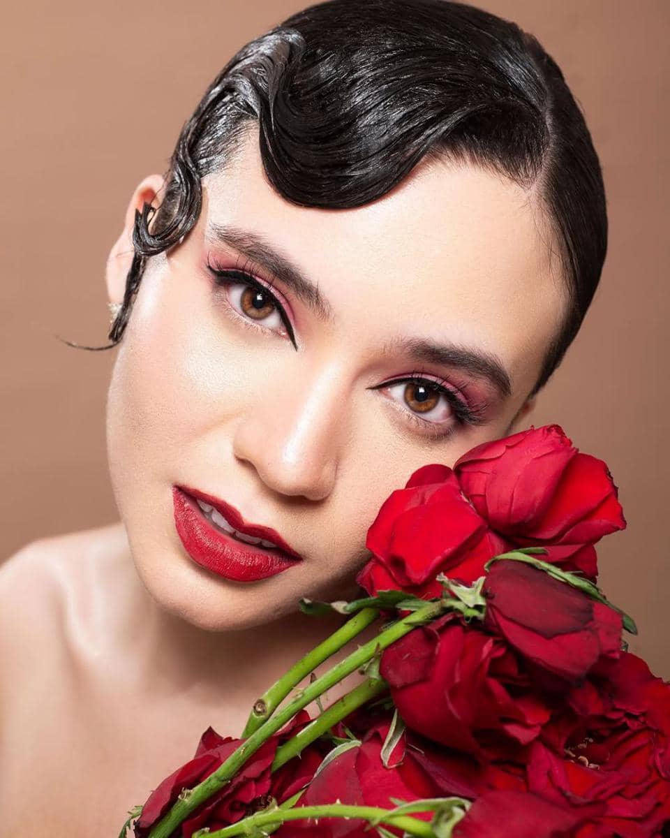 potret ide gaya rambut yang elegan ala Karen Nijsen