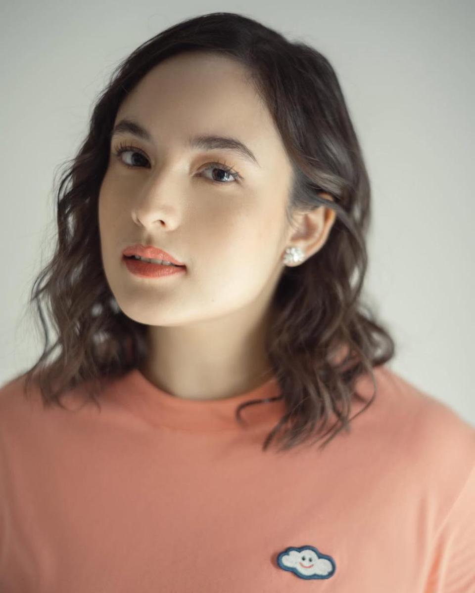 potret ide gaya rambut feminin dan kalem ala Chelsea Islan (instagram.com/chelseaislan)