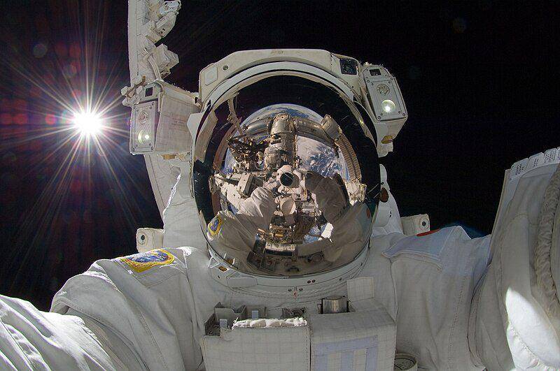 swafoto dari astronaut JAXA, Akihiko Hoshide, di angkasa luar (commons.wikimedia.org/NASA)