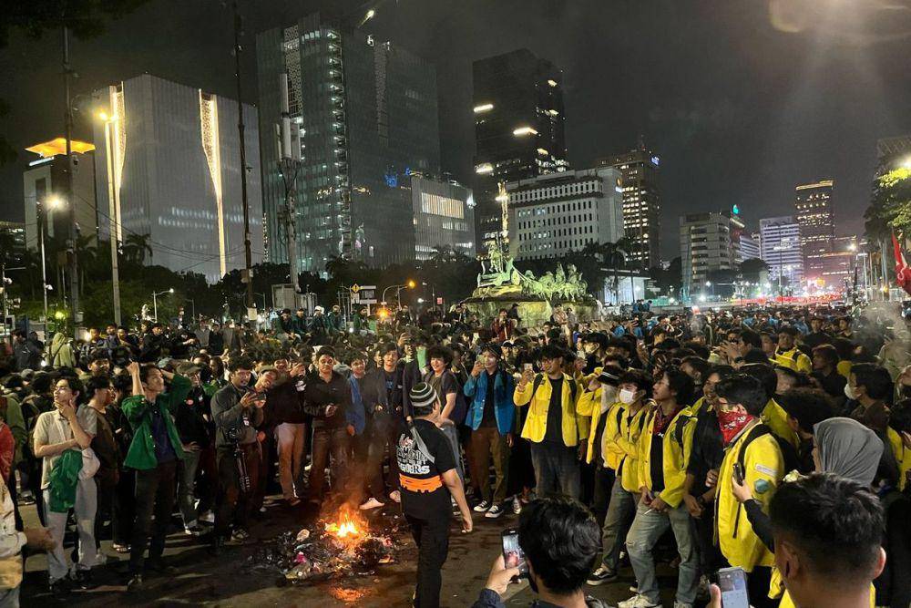 Mahasiswa yang tergabung dalam Badan Eksekutif Mahasiswa (BEM) Universitas Indonesia (UI) melakukan aksi demonstrasi Indonesia Gelap sebelum menuju Istana Merdeka, Jakarta di Kampus Universitas Indonesia, Depok, Jawa Barat, 17 Februari 2025. Tempo/Amston Probel