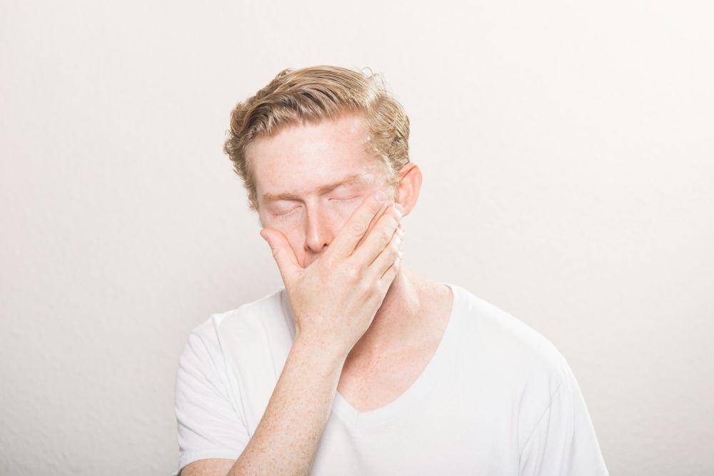 ilustrasi pria yang mengalami imposter syndrome (unsplash.com/Kyle Glenn)