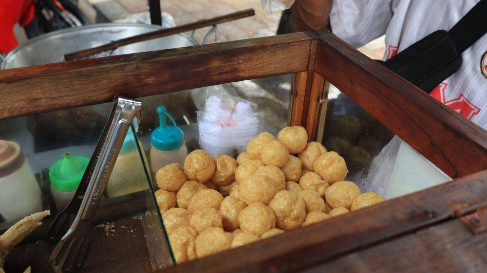 Potret tahu bulat yang digoreng dadakan (vecteezy.com/onyengradar)