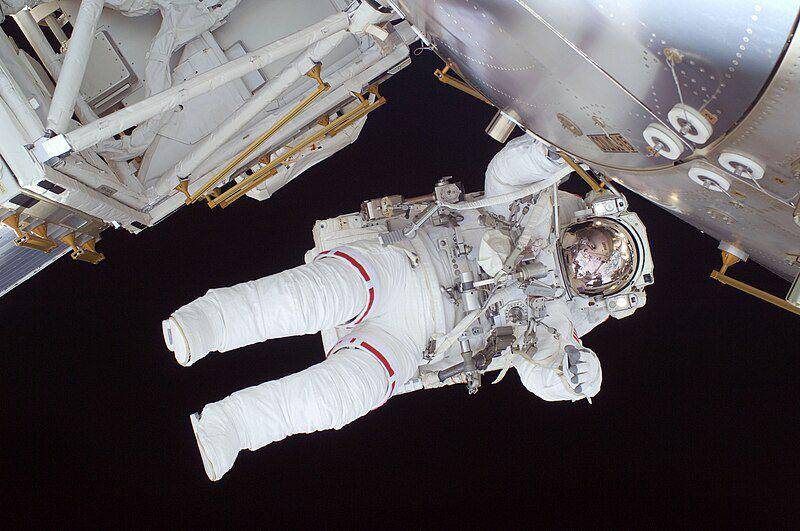 astronaut Nicole Stott dan Danny Olivas ketika melakukan spacewalk (commons.wikimedia.org/NASA)