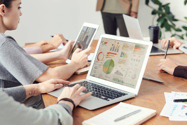 Ilustrasi Data Analyst (pexels.com/fauxels)