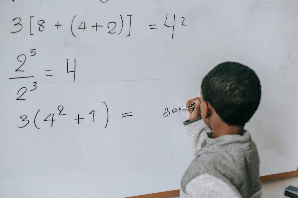 Ilustrasi soal OSN matematika SD 2025 (pexels.com/Katerina Holmes)